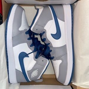 Kids Jordan 1 Mid Boys Size 1Y Sneakers